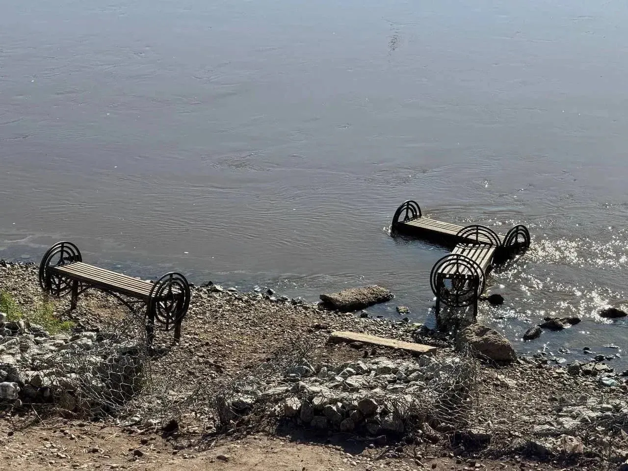 Неизвестные вырвали скамейки в сквере и утопили их в воде; мэр города потребовал провести расследование.