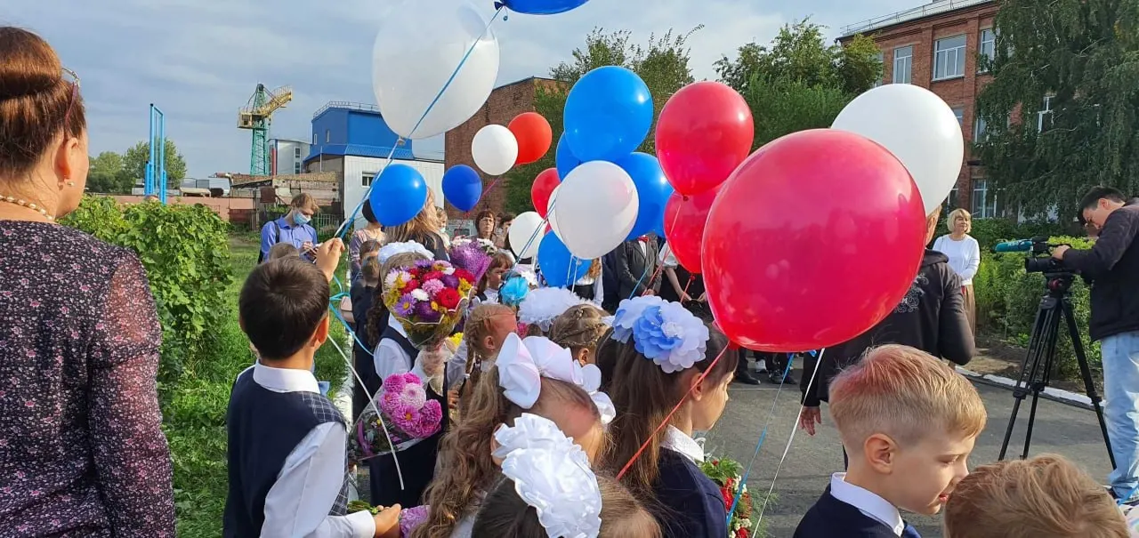В Омске сборы на подготовку к школе достигли 16 000 рублей, рост за год составил около 10%.