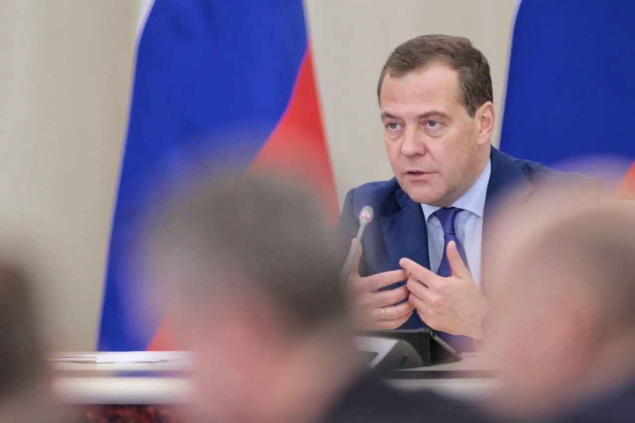 По словам Медведева, прекращение или приостановка СВО не остановят противостояние — оно сохранится на новых условиях, а вопросы воспитания общества останутся актуальными как внутри страны, так и за её пределами.