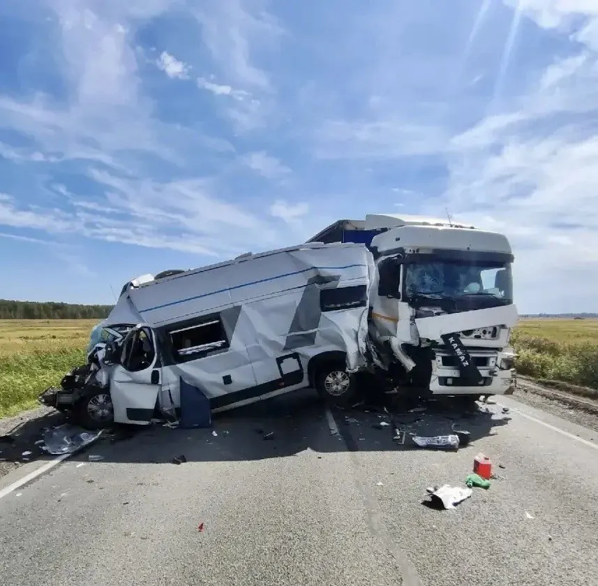 На трассе Tюмень — Омск произошло ДТП: столкнулись КамАЗ с прицепом и Fiat Ducato; пострадали водитель и пассажир Fiat, проводится расследование силами полиции и прокуратуры.