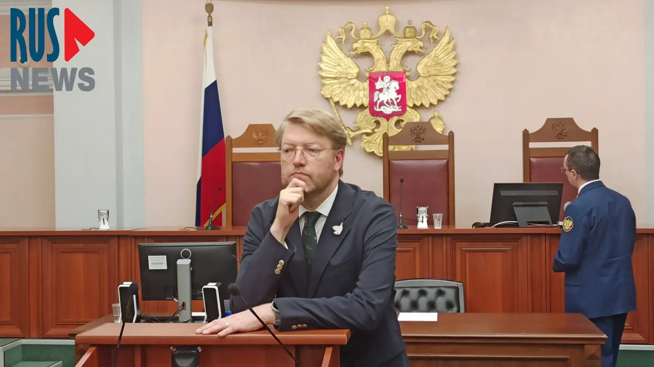 Верховный суд удовлетворил иск и отменил регистрацию списка кандидатов «Яблока» на думские выборы; оппозиционеры назвали обвинения клеветой и пообещали ответные меры.
