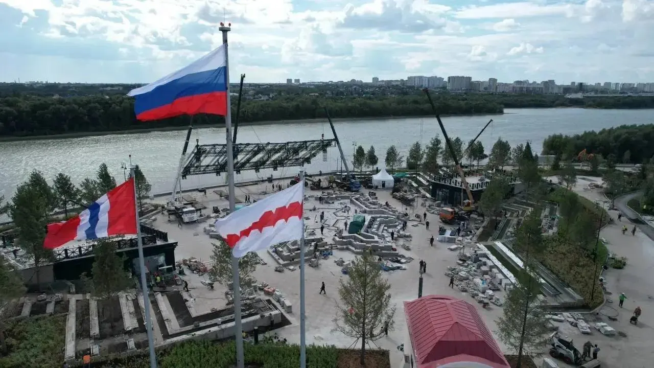 Строящееся пространство на берегу Иртыша готовят к открытию: на Соборной площади пройдет концерт и праздничные мероприятия 28 августа в 20:30.