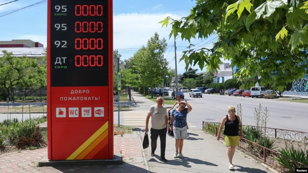 В Геленджике и близлежащих населённых пунктах бензин исчез на большинстве заправок; власти опубликовали перечень работающих АЗС, водители стоят в очередях и ждут пополнения запасов.
