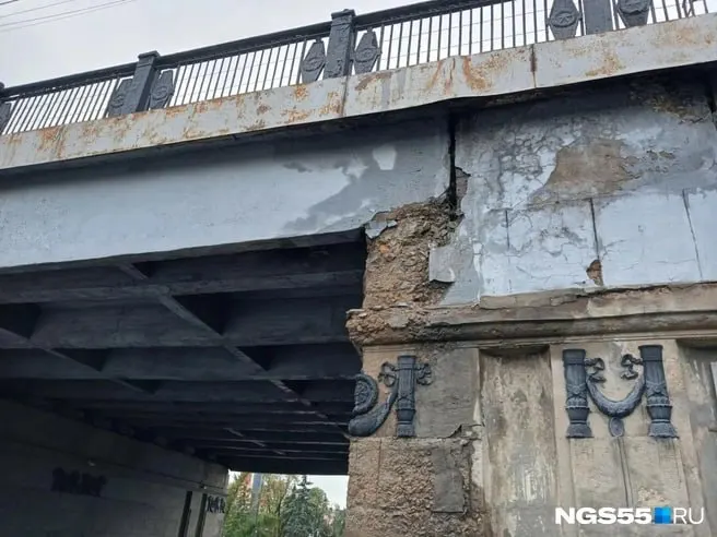 После внепланового обследования на мосту над сухим пролётом обнаружена трещина. Причина — разрушение деформационного шва. Мост остаётся безопасным для движения; капитальный ремонт планировали на 2026 год, стоимость — не менее миллиарда рублей.