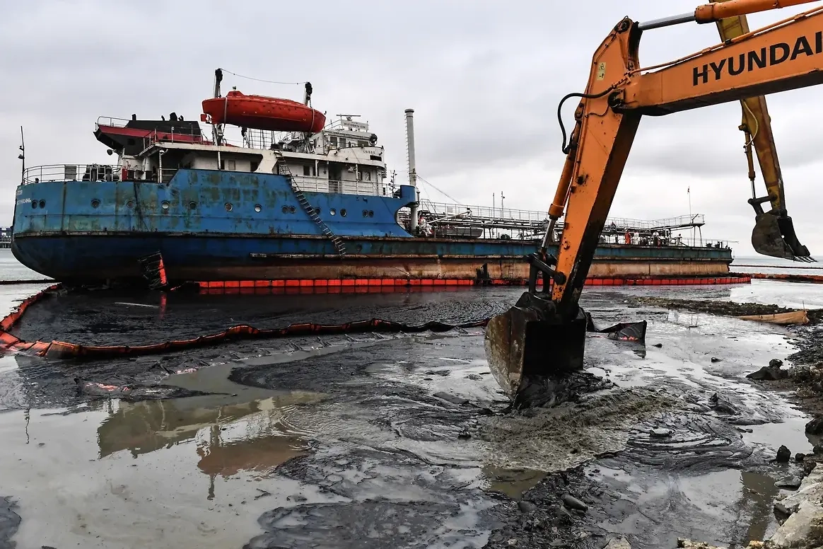 После крушения двух танкеров мазут попал в Черное море и близлежащие воды; ущерб оценивается в десятки миллиардов рублей, а судебные процессы расследуют распределение ответственности и взыскание долгов.