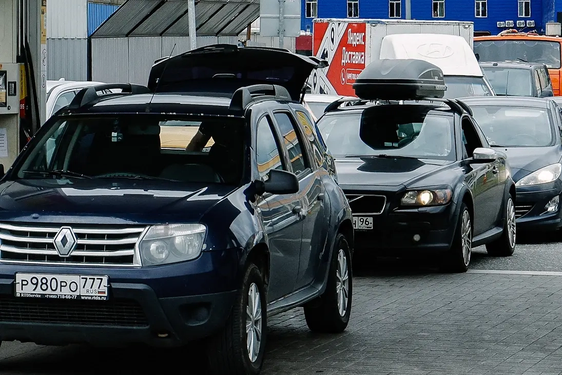 В Москве и по всей России вводят лимиты на продажу топлива, возникают очереди на АЗС, а власти вводят новые правила.