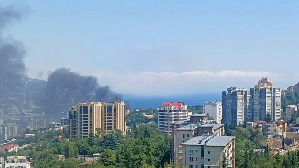 7 августа по побережью Ялты произошла атака беспилотников, вызвавшая пожар на набережной. Власти призвали жителей к эвакуации и соблюдению мер безопасности.
