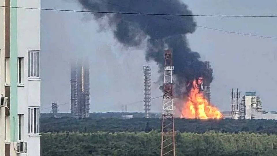 Крупный нефтехимический комплекс «Запсибнефтехим» остановил производство после атаки БПЛА; предприятие оценивает последствия и проводит разбирательства.