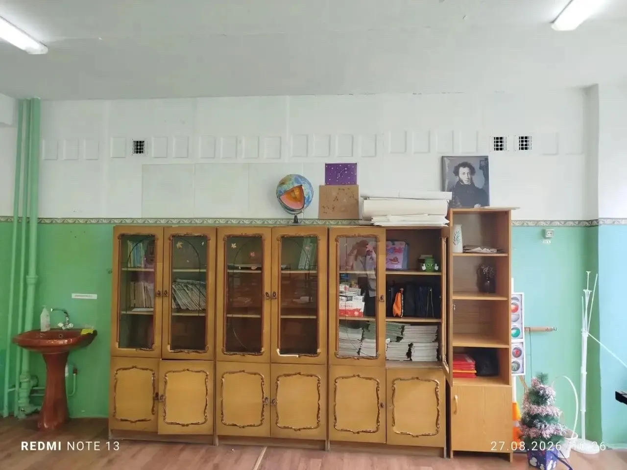 Омичка рассказала о тревожном состоянии кабинета: обшарпанные стены, мигающая проводка и страх за безопасность учеников. Администрация сообщает о удовлетворительном состоянии и плановом ремонте.
