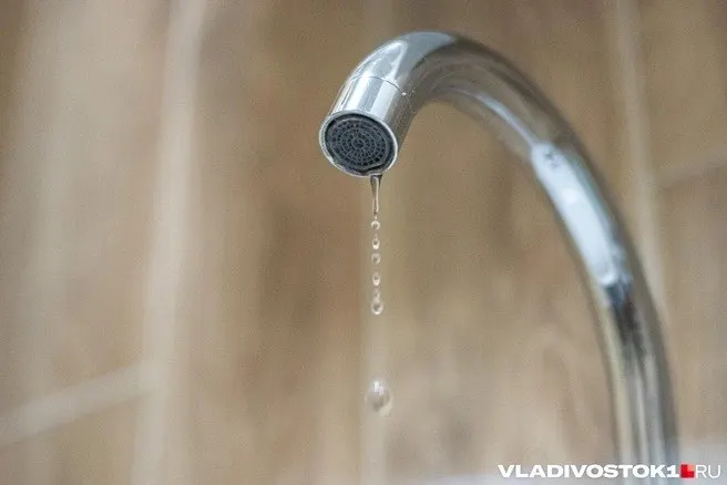 Более 150 студентов подписали обращение; подача горячей воды задерживается, ремонт планируется завершить к 5 октября.