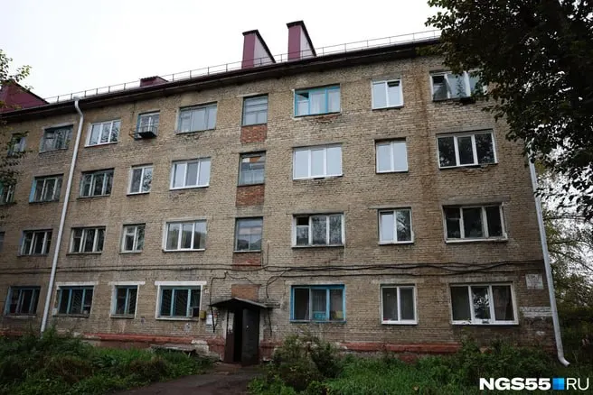 Два аварийных дома на ул. 1-я Осенняя, 80 и ул. Орловского, 6 попали в план расселения до 2033 года; контроль за исполнением возложен на директора департамента имущественных отношений мэрии.