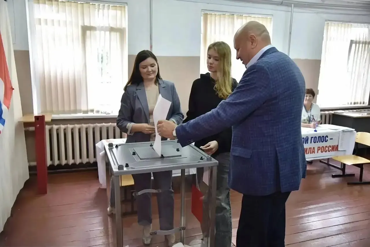 Мэр Омска принял участие в голосовании вместе с супругой и младшей дочерью на участке №1355; участки в городе и области работают до 20:00.