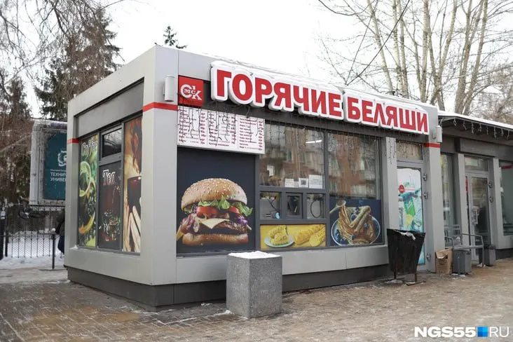 Бывший предприниматель объяснил, что увеличение налоговой нагрузки по УСН вынудило его уйти; в точках работают новые управляющие, а цены на фастфуд не планируются повышать.