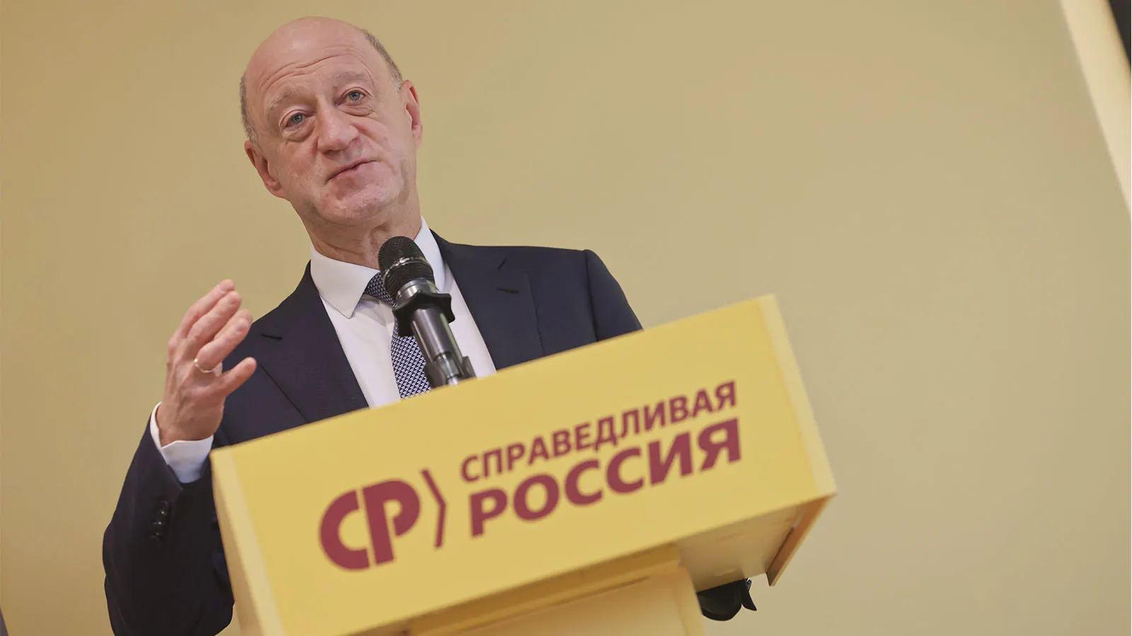 Вице-спикер Госдумы Александр Бабаков может стать новым лидером партии после травмы Миронова; в партии обсуждают варианты замены и борьбу за власть.