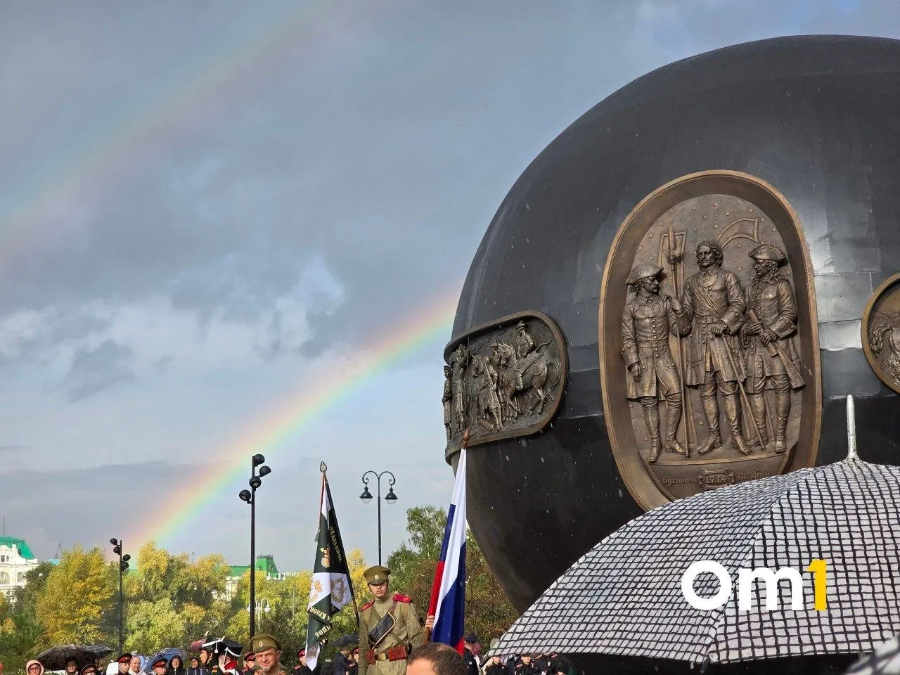 В Омской области открыт памятник-шар весом 20 тонн; событие собрало сотни омичей и гостей региона.