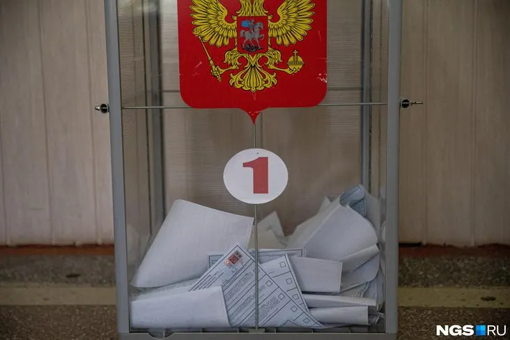 Кандидат Михаил Пыхтеев вышел из предвыборной гонки после конфликта в общественном транспорте Омска; партия заявила о недопустимости случившегося.