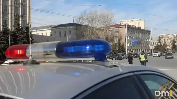 Ночью в Таврическом районе 17-летний водитель управлял автомобилем без водительских прав; алкотест показал примерно 0,38 промилле. Машина отправлена на штрафстоянку.