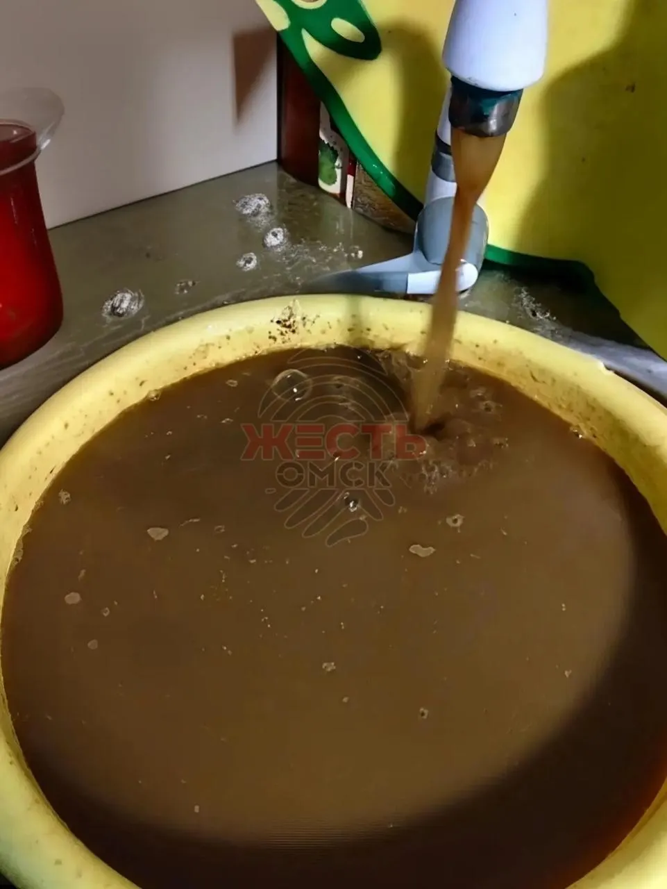 Жители Оконешниково сообщают, что из кранов идёт мутная вода тёмно-коричневого цвета и её нельзя использовать для бытовых нужд.
