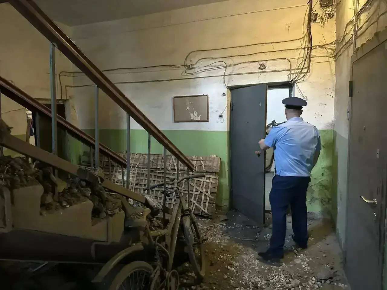 Прокуратура Центрального округа подала иск о признании здания аварийным и требовании расселения жильцов после того, как в июне здесь обрушился потолок; дом входит в перечень объектов культурного наследия.