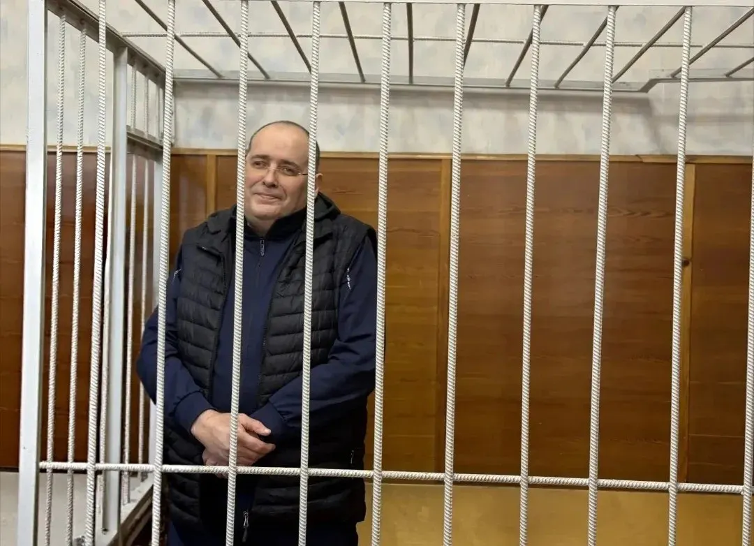 Экс-чиновник ЖКХ осужден на 14 лет колонии и штрафы на десятки миллионов после признания во взятках.