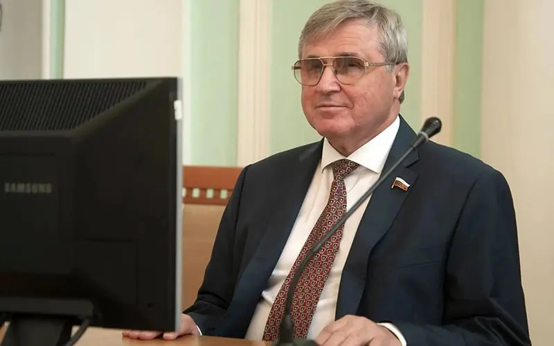 КПРФ выиграла несколько округов Иркутской, Омской и Новосибирской областей; Единая Россия уступила соперникам в регионе.