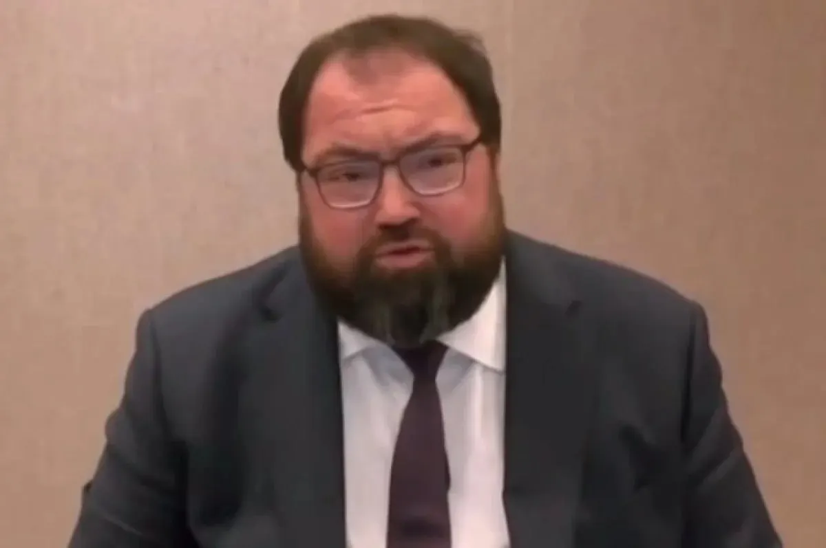 Глава Минцифры сообщил о рисках введения механизма верификации разработчиков Google и возможном влиянии на установку российских приложений на Android; обсуждаются меры по снижению риска.