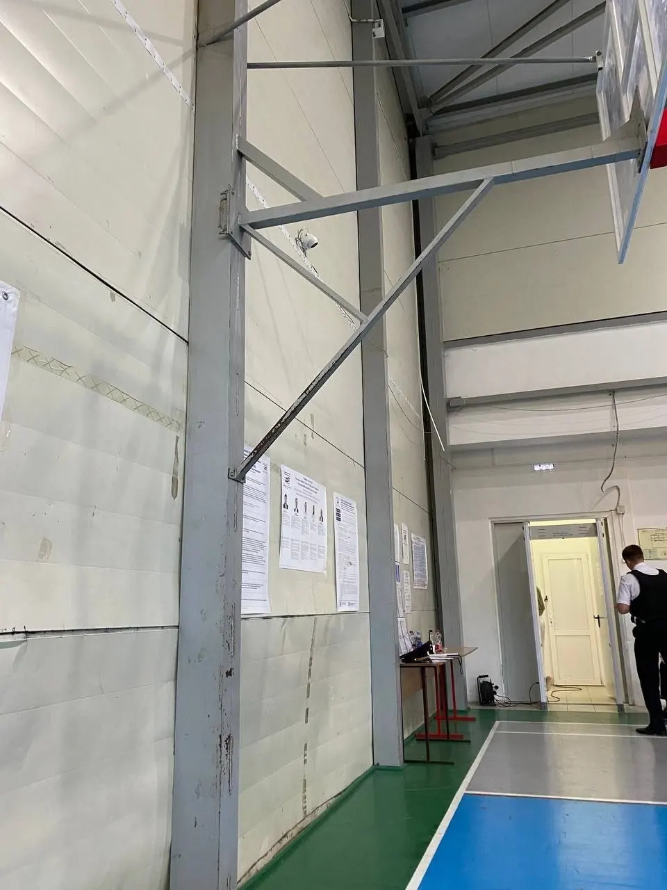 Во второй день трёхдневного голосования независимые наблюдатели сообщают об ограничениях доступа к процессу, агитации и нарушениях процедур в нескольких регионах.