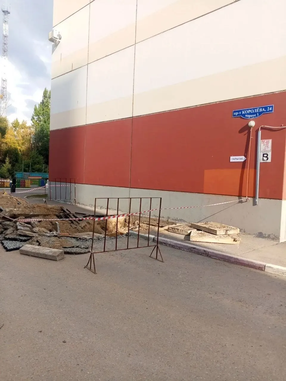 Жильцы дома по адресу Королёва, 24/1 в Омске уже два месяца остаются без горячей воды и требуют точной даты восстановления.