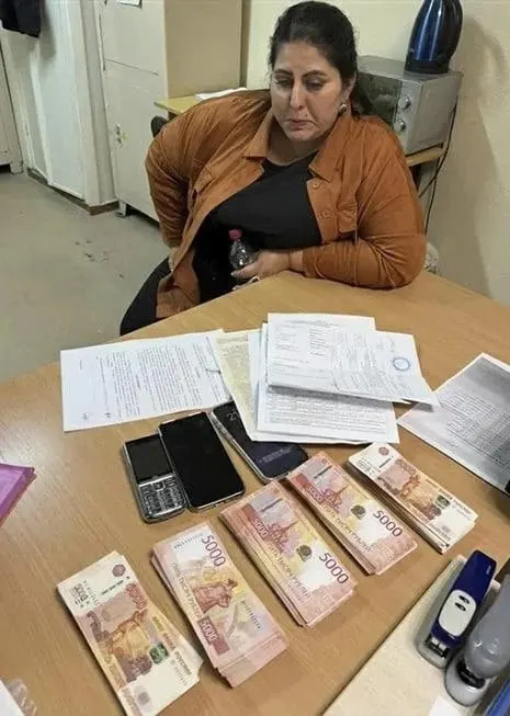 Безработных жителей Екатеринбурга вводят в преступную схему: подписать контракт на участие в СВО, жениться на фиктивной жене и лишиться банковских карт; аналогичные случаи зафиксированы в Омске.