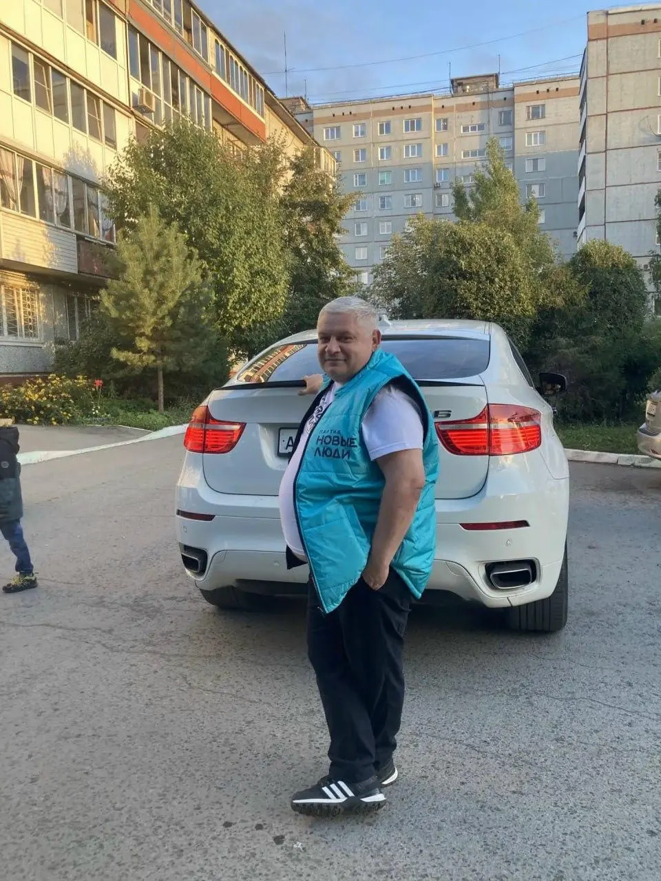 В Омской области партия сняла кандидата с выборов после скандального эпизода, осудив поведение и объяснив уход из партии.