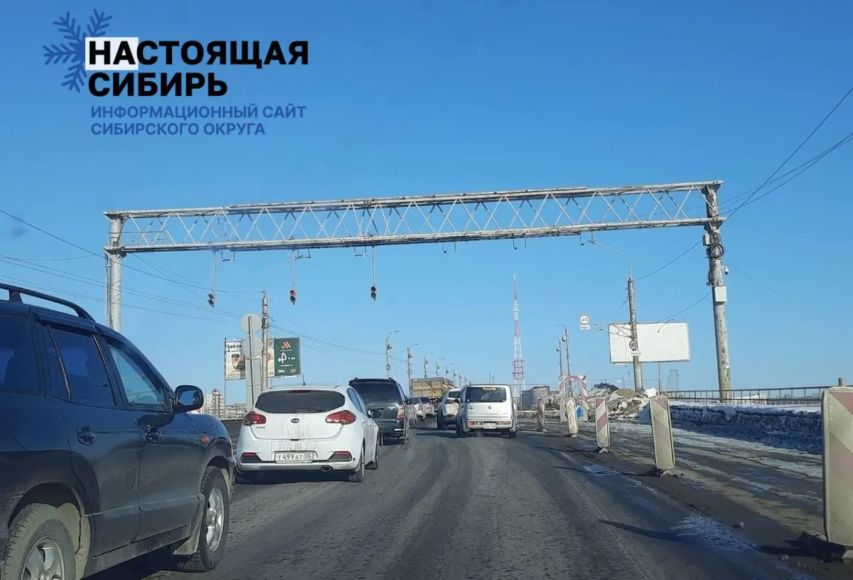 Работы на объекте остановлены после увольнений, городские власти требуют ускорения графика; срок завершения — октябрь 2026 года.