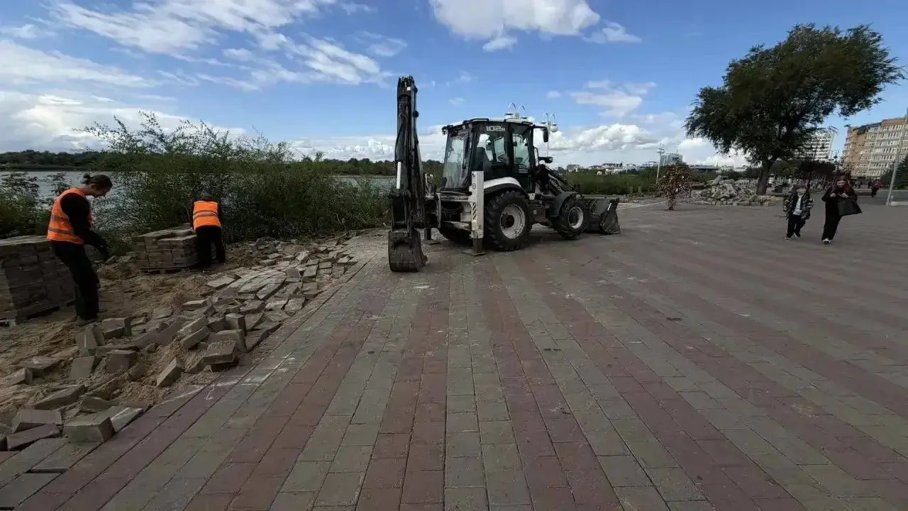 В рамках благоустройства у ресторана «Сенкевич» планируются велодорожка, гранитное покрытие, новые деревья и клумбы; замки с «Дерева любви» временно убирают на хранение, а арт-объект вернется на набережную после завершения работ.