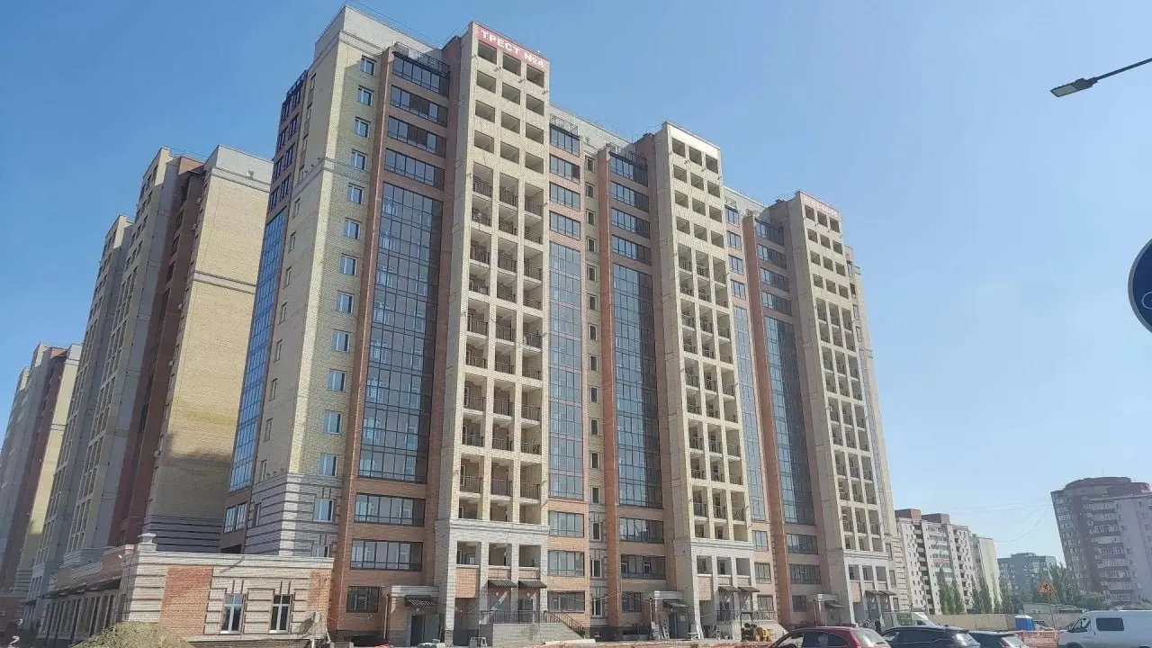 Новый 17‑этажный дом в Омске площадью свыше 19 000 м² с 194 квартирами; цены стартуют от 6,6 млн рублей.