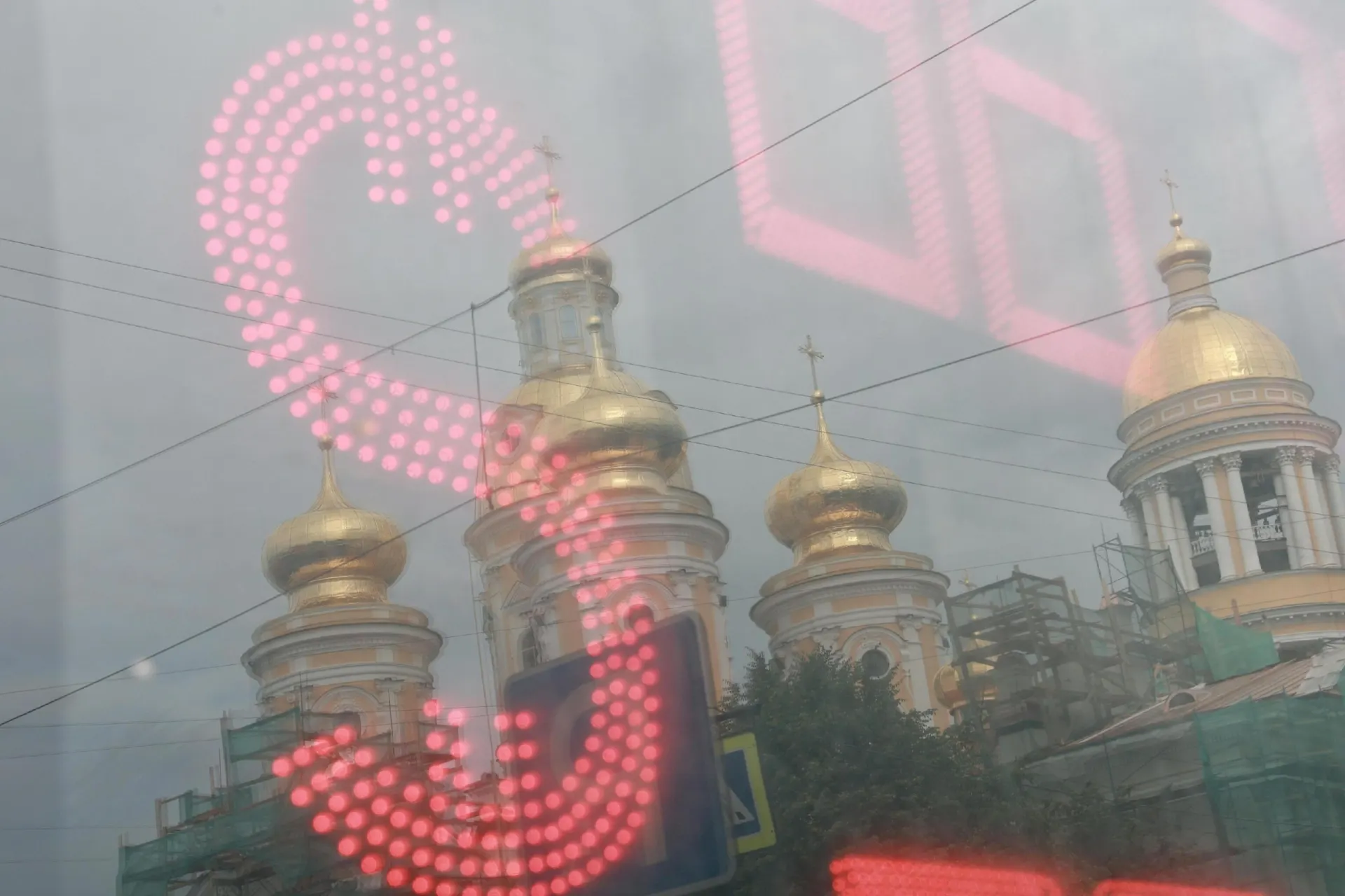 Эксперты анализируют последствия снижения курса рубля и возможные сценарии развития событий.