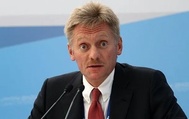 Пресс-секретарь заявил, что журналистам в России доступ не ограничивается, в то время как в США ситуация иная.