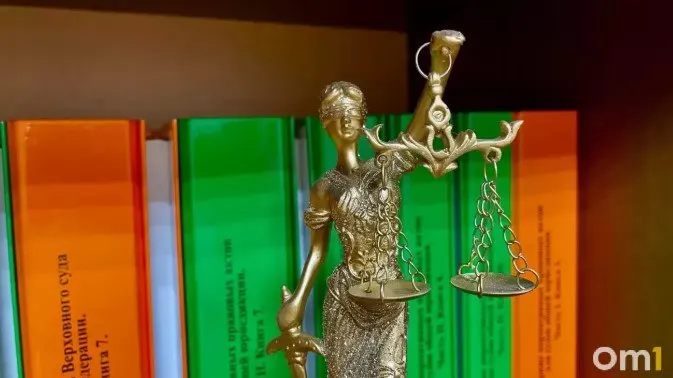 Жительница Омска добилась выплаты после происшествия в общественном транспорте: суд обязал перевозчика компенсировать моральный вред.