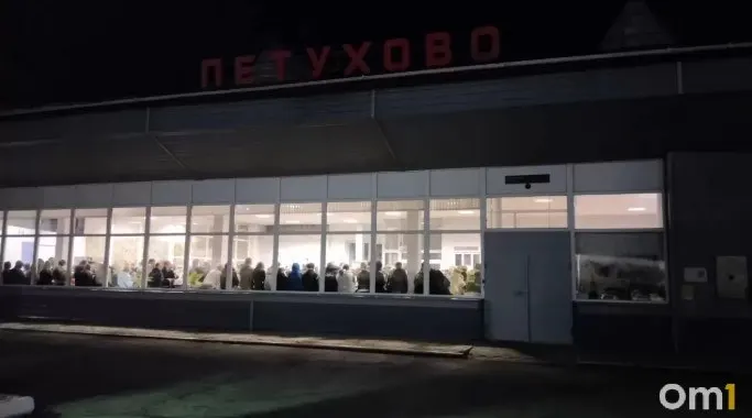 Пассажиров поезда №97 Тында — Кисловодск, включая жителей Омской области, эвакуировали на станции Петухово в Курганской области; утром людей вернули в вагоны, причины остановки неизвестны.