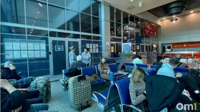Утром из Омска часть вылетов перенесена: рейсы FV6148 в Сочи и KL308 в Санкт-Петербург, а также U6388 в Москву требуют перенастройки.