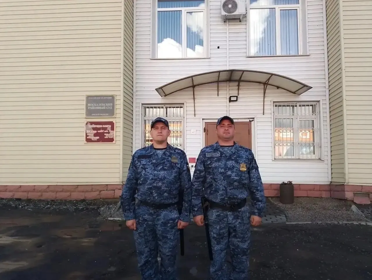 Пожилому мужчине возле суда оказана помощь: приставы вызвали скорую и сопроводили пациента до медицинской помощи.
