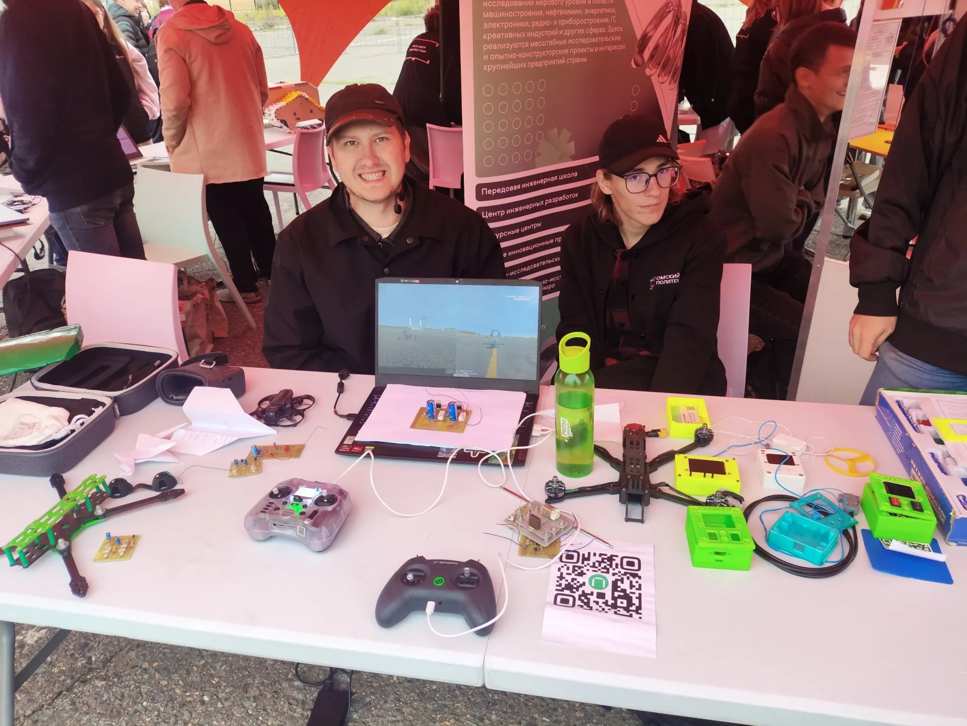 Стартовала фестивальная неделя OM FEST 2026 в Омске: школьники участвуют в интерактивах в Школе 21, финал обещает крупную музыкальную программу.