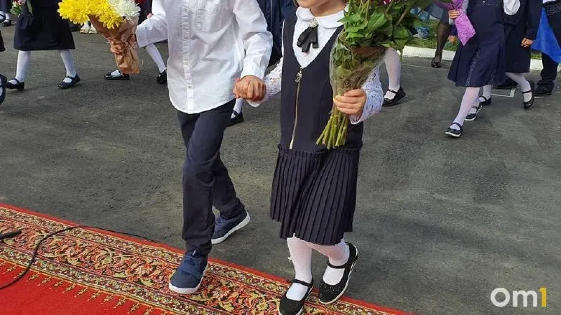 1 сентября в школах Омской области проходят линейки; в этом году омские школы примут около 134 тысяч детей, а число первоклассников продолжает снижаться.