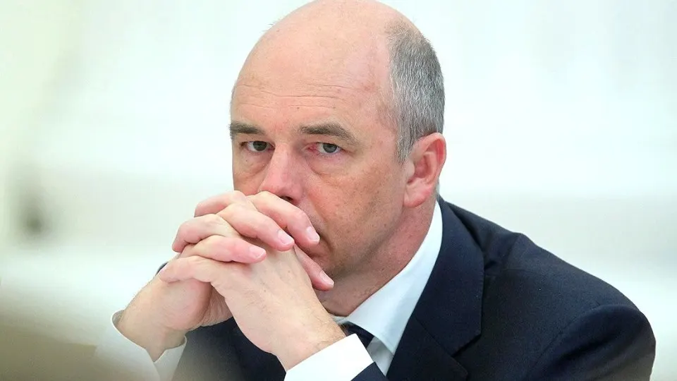 Минфин сообщил, что дефицит в 2026 году может достичь около 6,9 трлн руб (примерно 3% ВВП) из-за нарастающих военных расходов. Эксперты предупреждают о риске дальнейшего роста дефицита и изменений в фискальной политике.