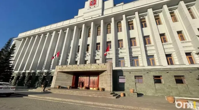 В Омской области штат Минпрома увеличат примерно на 40%: до 66 сотрудников к октябрю 2026 года, затем добавят ещё пять позиций в начале 2027 года, чтобы выдавать лицензии на розничную продажу табачной продукции.