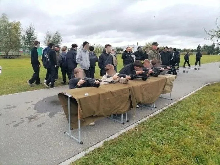 Мероприятие для допризывной молодежи включало соревнования по стрельбе из пневматического оружия, разборке и сборке АК и метанию гранат на дальность.