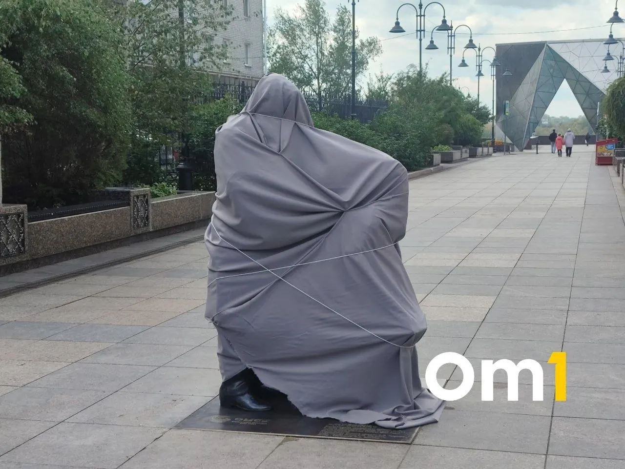 На улице Валиханова установлена скульптурная композиция «Музыка» омского мастера Игоря Вахитова. Открытие запланировано на 17 сентября с концертом и торжественной церемонией.