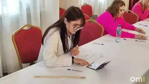 Избирательные участки снова открыты. В Омске работают 1629 участков, в числе которых три временных: на железнодорожном вокзале, в аэропорту и в воинской части. Сегодня участки работают до 20:00.
