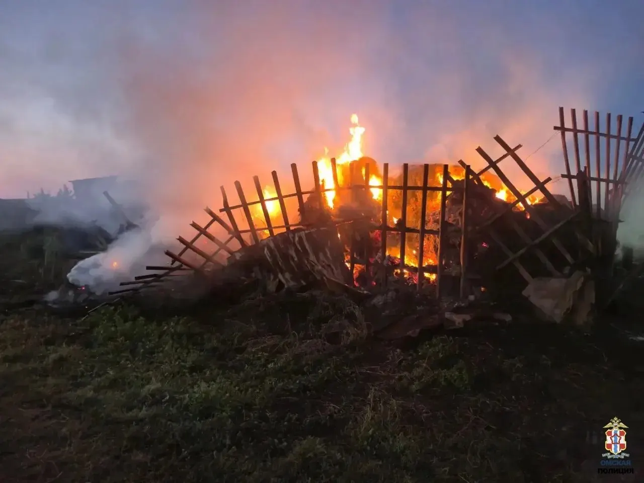 Ночью в деревне Золотухино Черлакского района загорелась хозяйственная постройка. Подозреваемый — сосед, ранее судимый; дело возбуждено. Ущерб — 93 тыс. рублей.