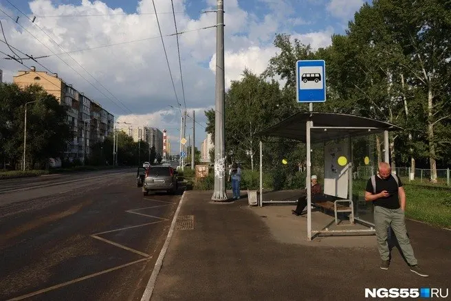 В городе идут работы по модернизации остановок: обновляются старые пункты, часть остановок приводят в соответствие с ГОСТом, план по завершению — до конца года.