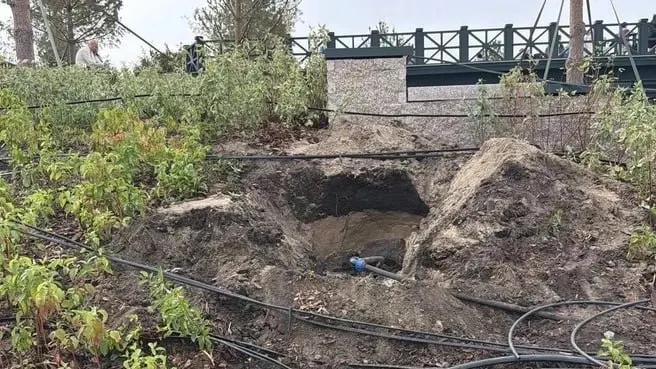 Из-за действий вандалов автополив на обновлённой крепости Омска временно остановлен; ремонт ведётся.