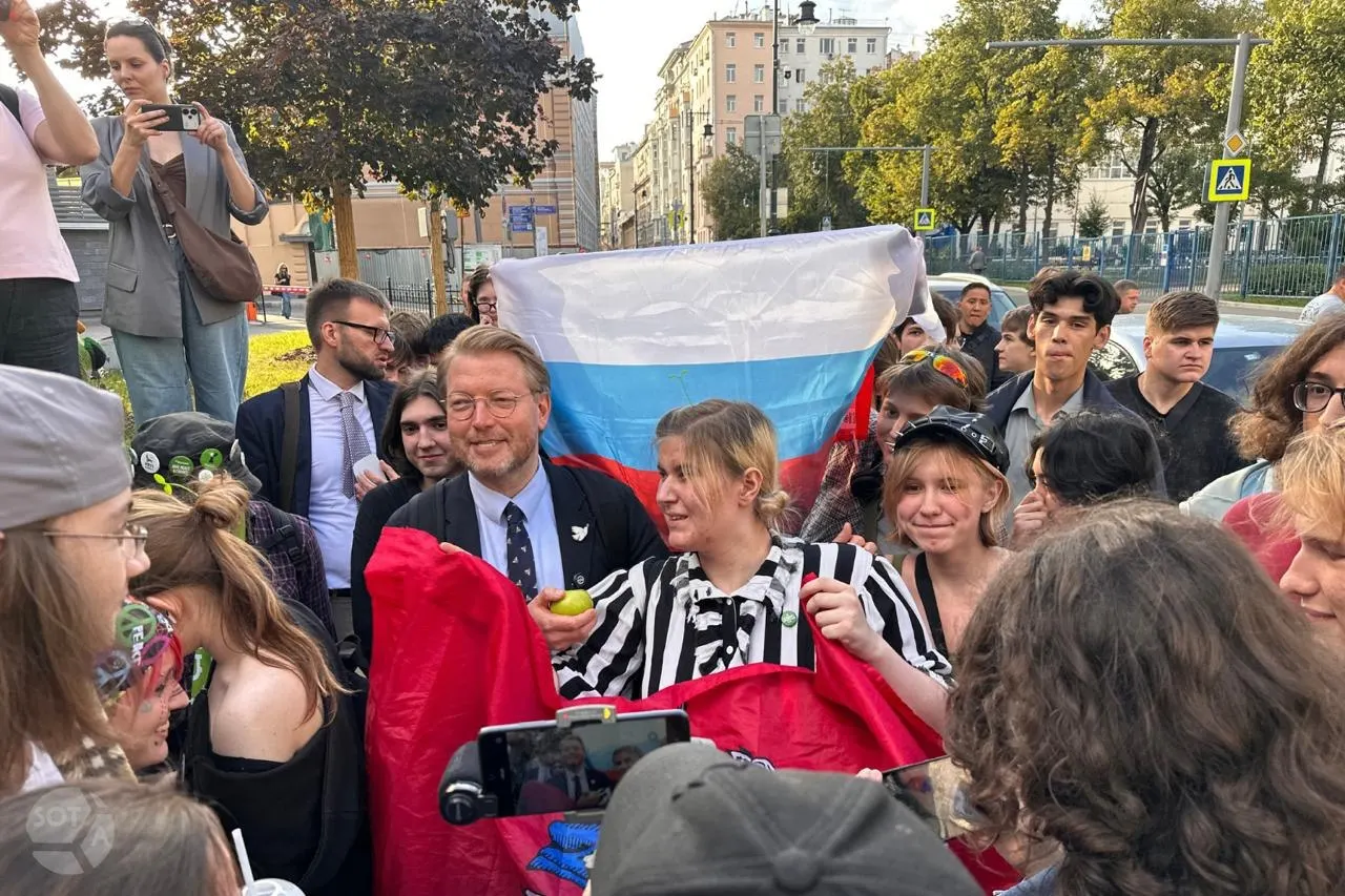 Суд отказался передать надзорную жалобу партии «Яблоко» в Президиум суда по делу отмены регистрации её федерального списка на выборах в Госдуму. Ранее Верховный суд удовлетворил иск от партии «Родина» и отменил регистрацию.